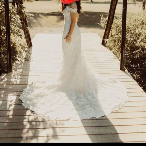 Beautiful size 8 wedding dress (ivory) worn in July, dry-cleaned. - Picture 3 of 4